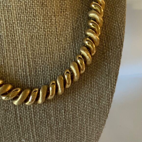Vintage Napier Gold Tone Alternating Shiny/Matt Chunky Necklace Fashion Jewelry - Picture 2 of 7